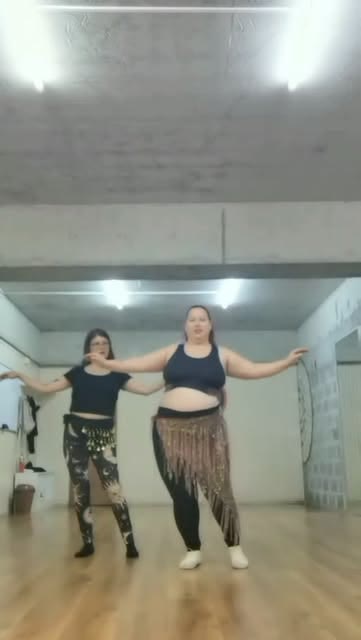 Alumnas ensayando frente al espejo