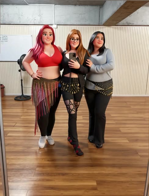 Tres alumnas con caderines en la sala de clases