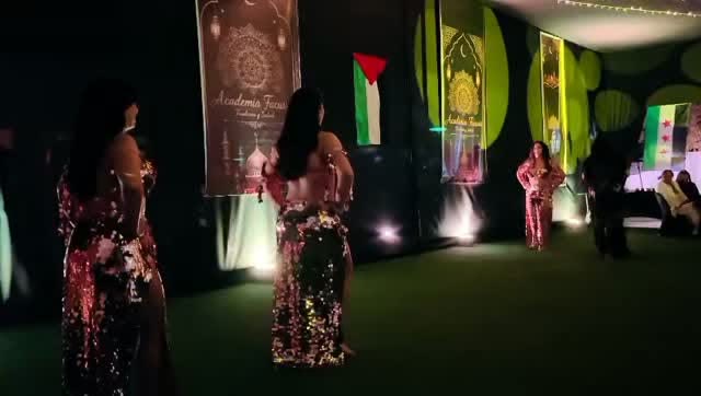Luna bailando en escenario con traje de lentejuelas