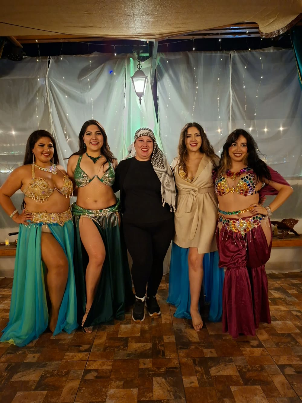 Las cinco integrantes de Shamal en Nur al Shamal; Luna al centro con kufiya